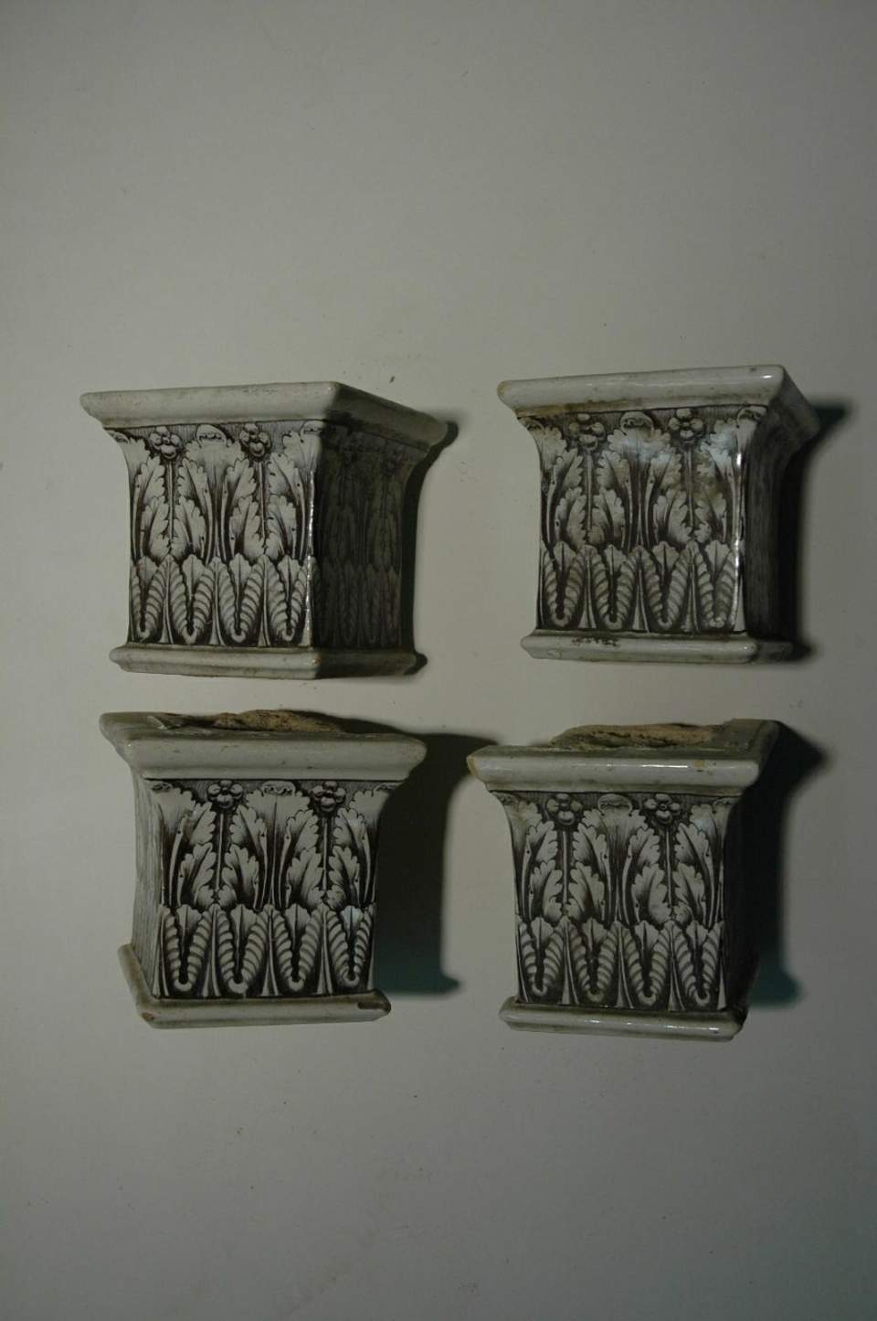 Ofenkachel(n), Eckgesimskacheln, Ornament