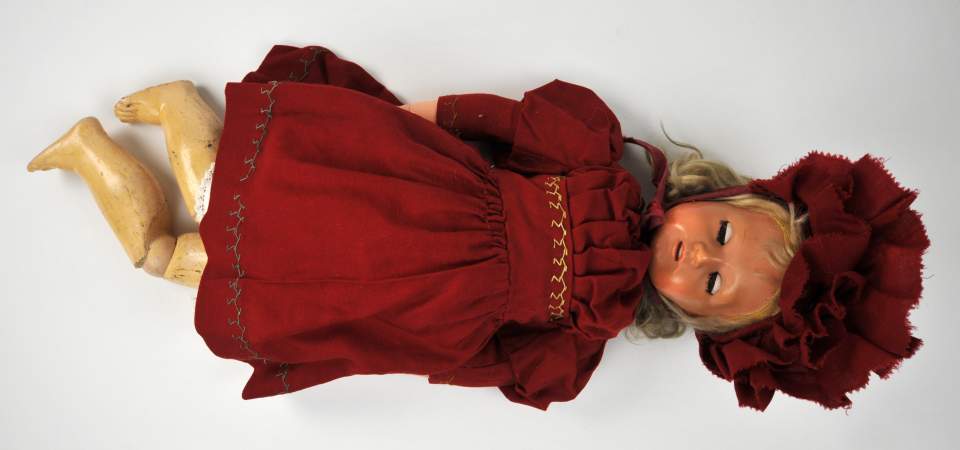 Grosse Mädchenpuppe mit Kleidern