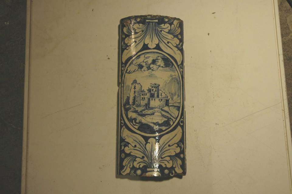 Ofenkachel, Lisene, blau-weiss