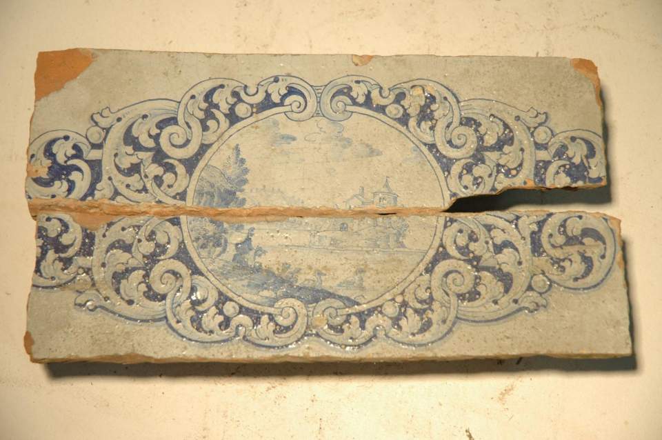 Ofenkachel(n), zerbrochene Lisene, blau-weiss