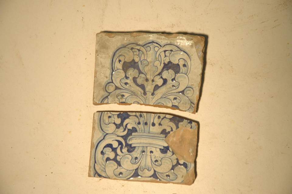 Ofenkachel(n), zerbrochene Lisene, blau-weiss