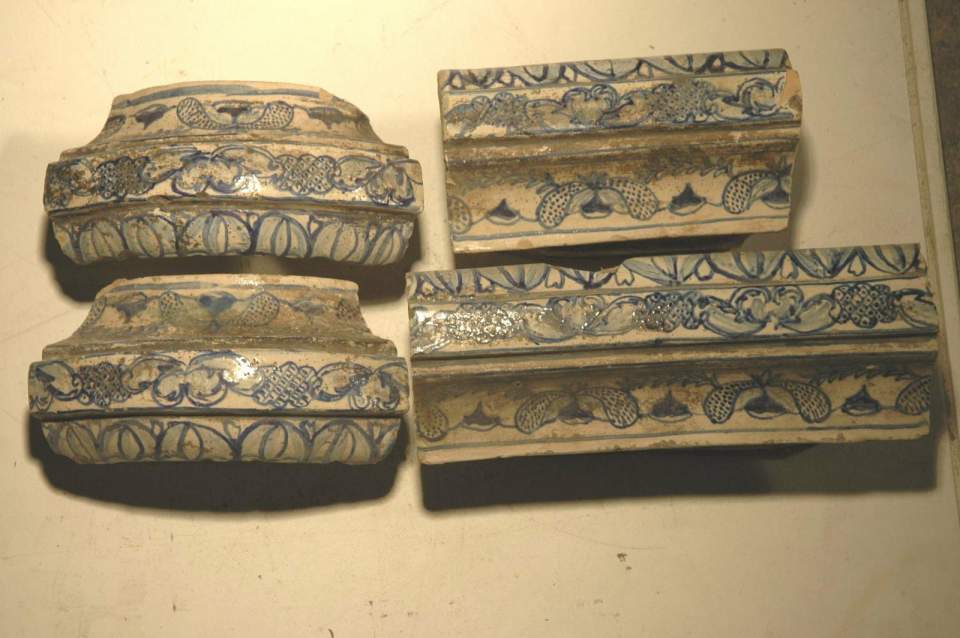 Ofenkachel(n), Gesims, blau-weiss