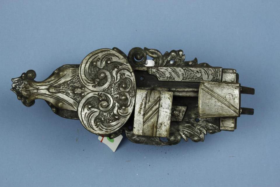 Schrankschloss mit zwei schiessenden Fallen