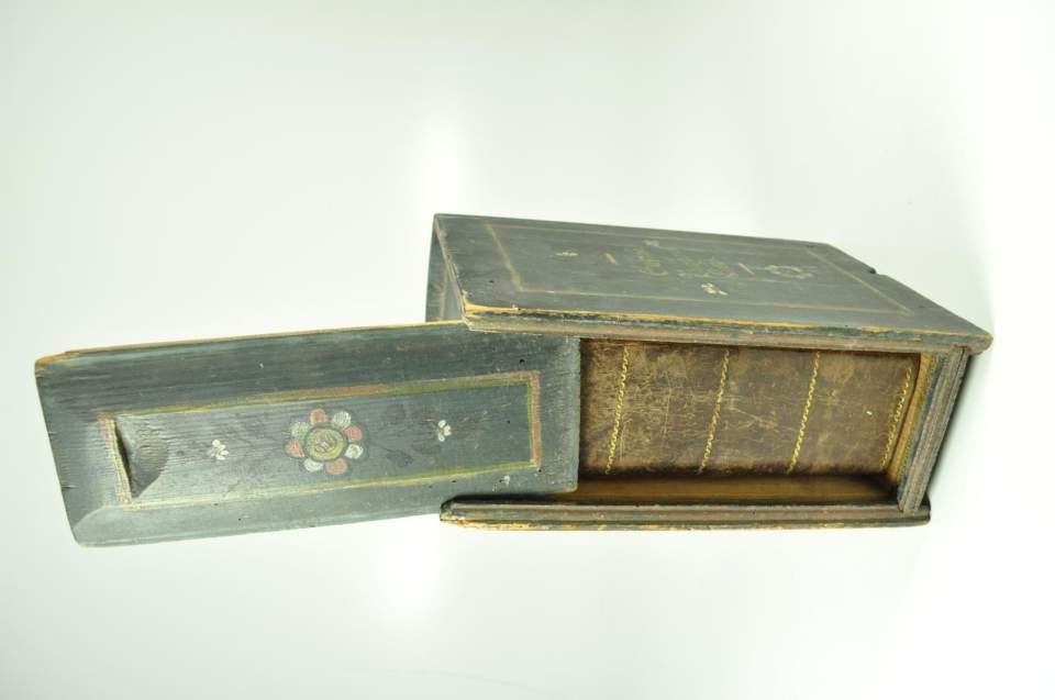 Hausbibel mit bemalter Holzhülle