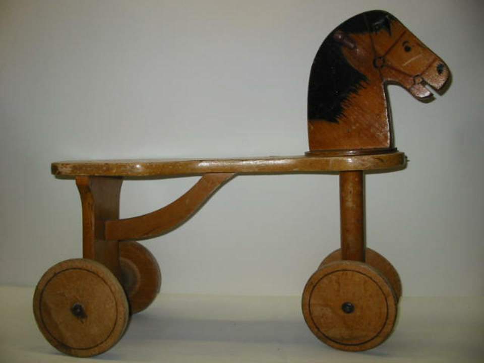 Kinderfahrzeug: Pferd