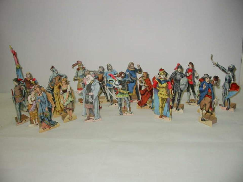Märchenfiguren aus Karton auf Holzsockeln