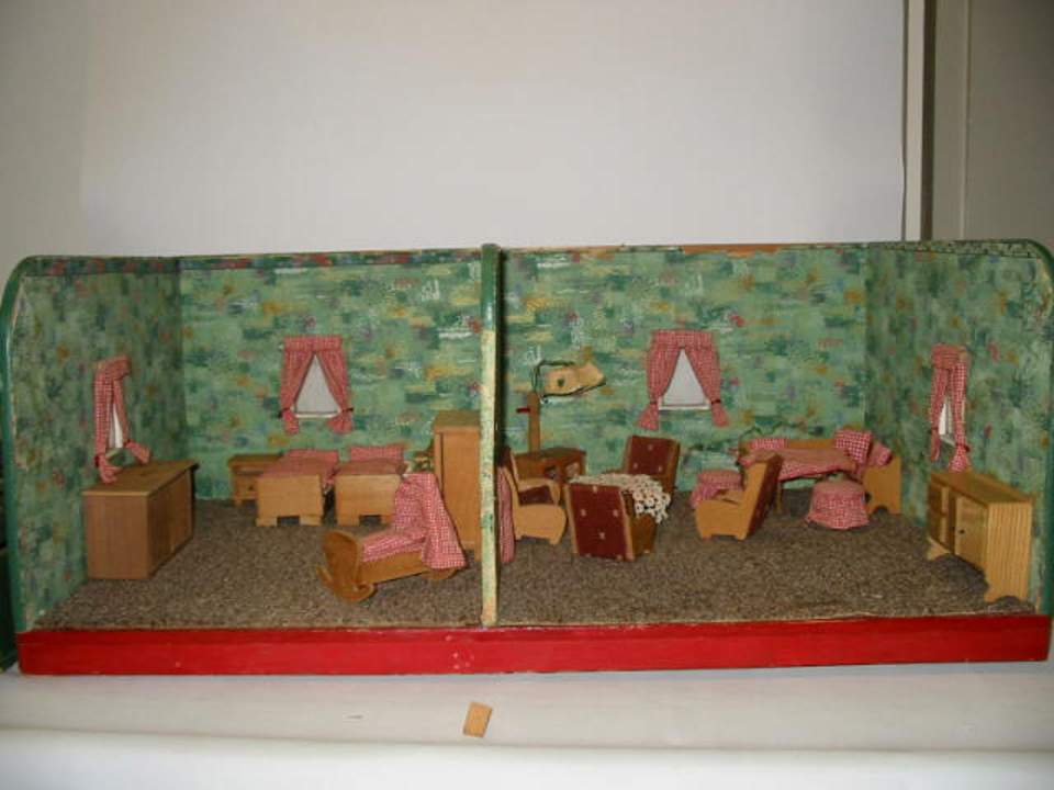 Puppenhaus mit Zubehör (u.a. elektrische Lampe)