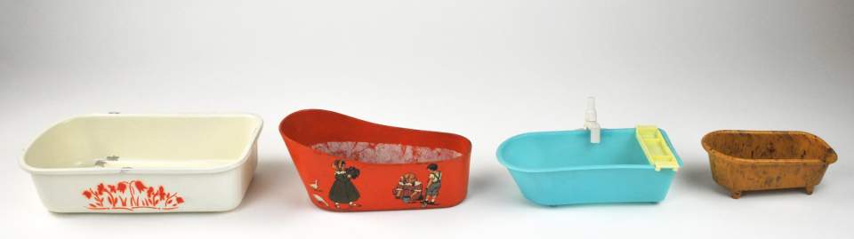 Vier Badewannen für Puppenstube