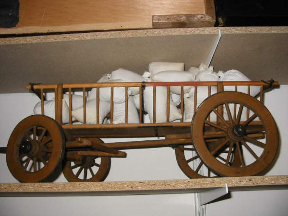 Spielzeug-Leiterwagen mit Sandsäcken