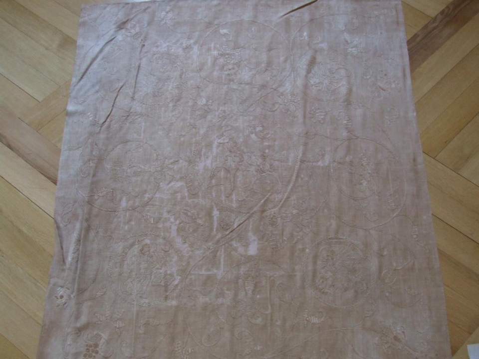 Tischdecke oder Wandbehang mit Leinenstickerei