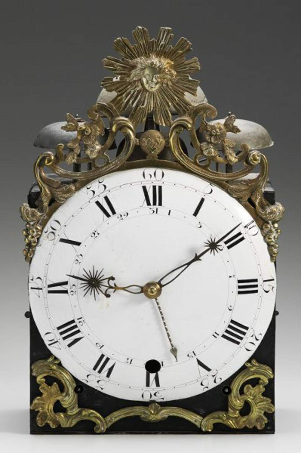 Comtoise-Wanduhr mit großer Sonnenspange und 4 Glocken, 1790-1800
