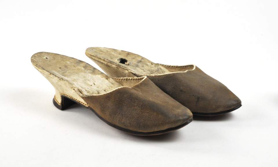 Beige Damenpantoffeln