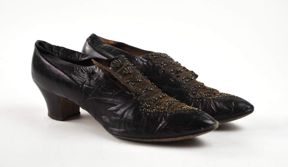 Goldviolette Damenschuhe, Spangenschuhe, so genannte Goldkäferschuhe