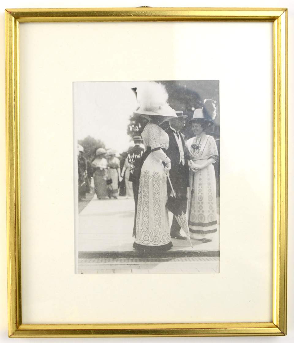 Modefotos mit St. Galler Stickereien, Pferderennen in Auteuil