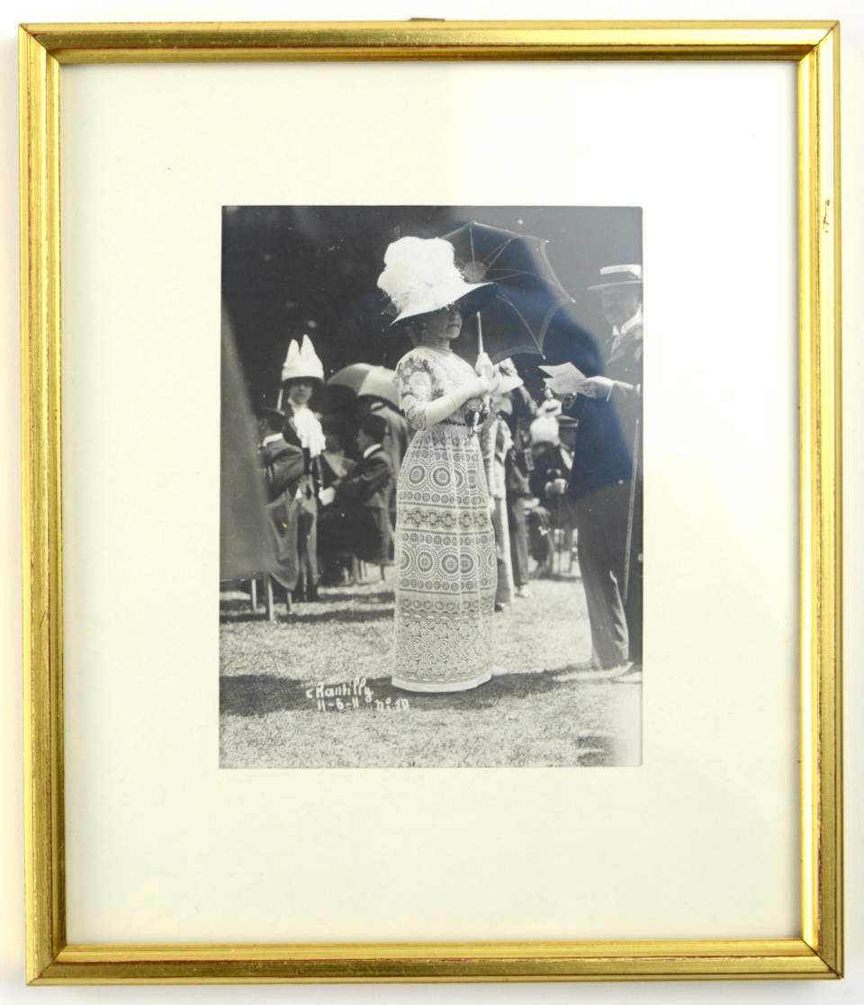 Modefotos mit St. Galler Stickereien, Pferderennen in Chantilly