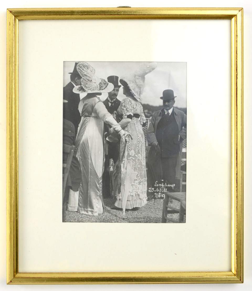Modefotos mit St. Galler Stickereien, Pferderennen in Longchamp