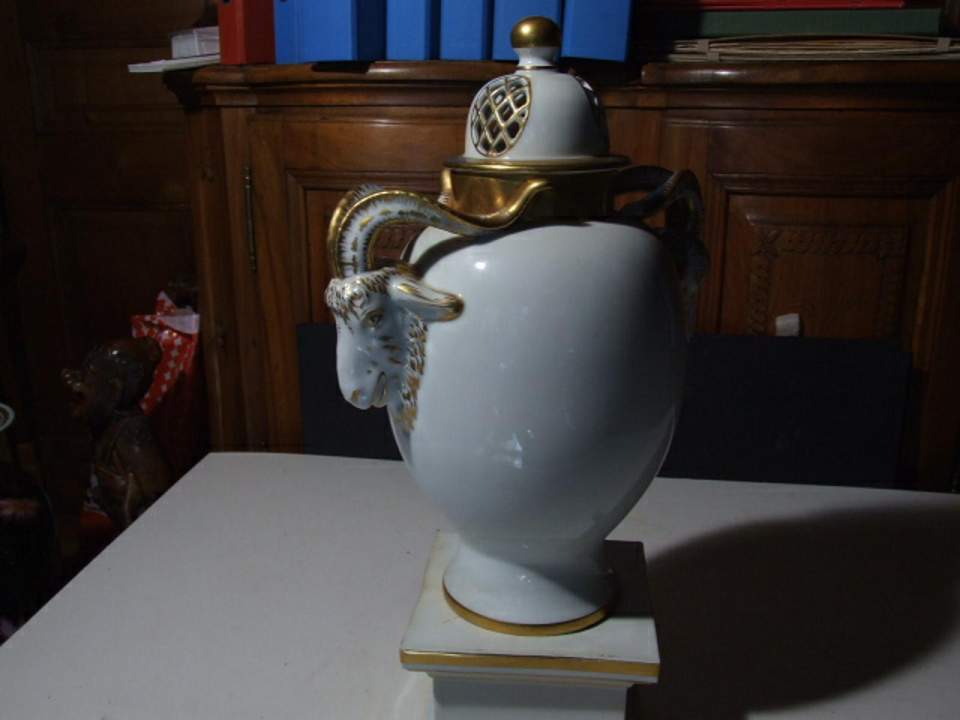 Vase, Marke: Fürstenberg, mit Sockel und Deckel