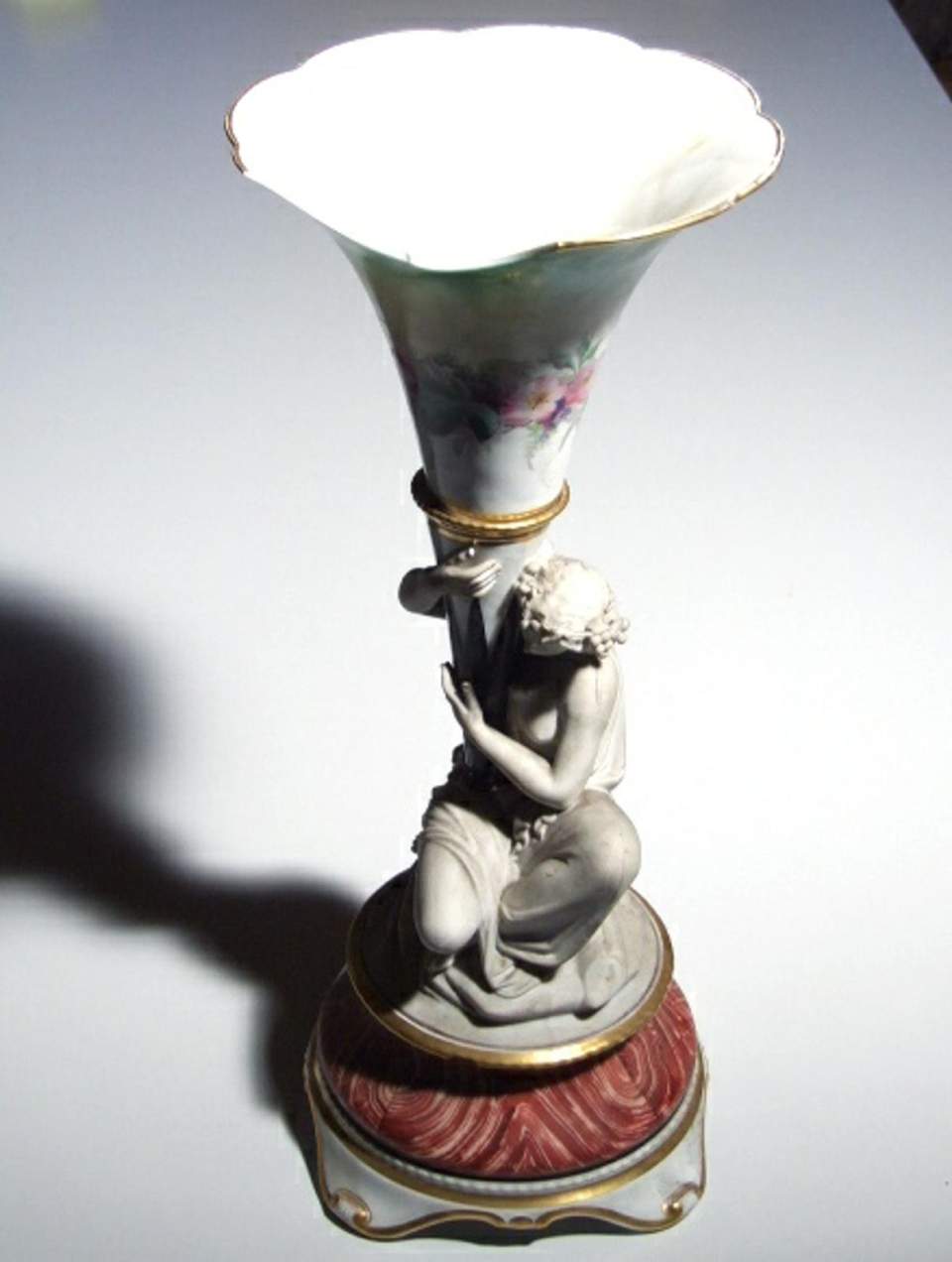 Keramikvase, Vase mit Gipsfigur