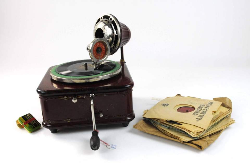 Kinder-Grammophon mit Schallplatten