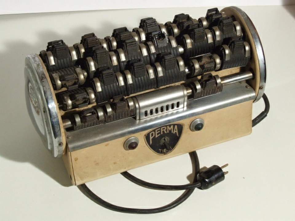 Maschine mit Lockenwicklerklammern