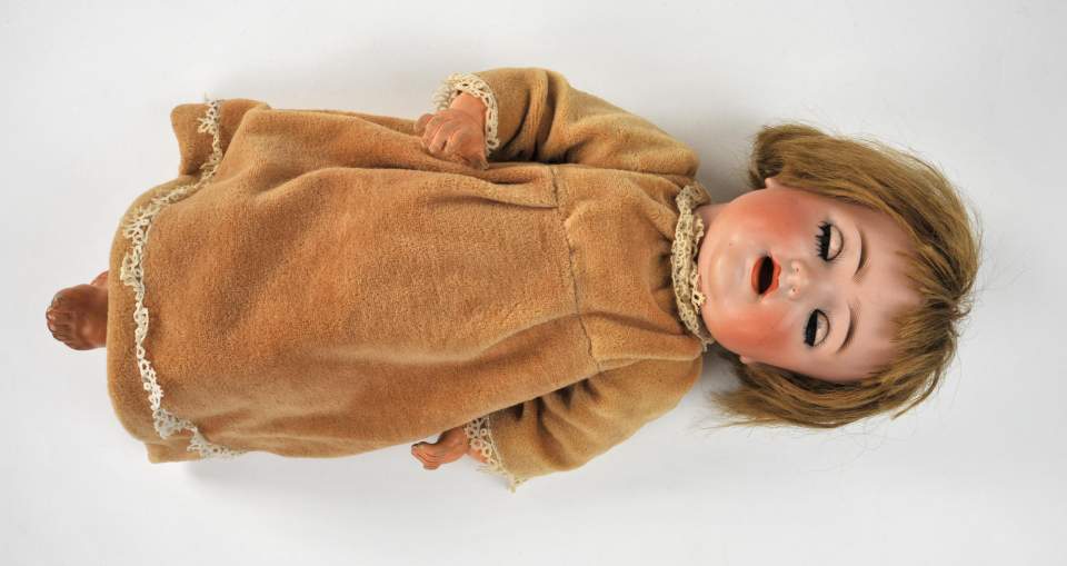 Puppe mit Porzellankopf, Zierpuppe