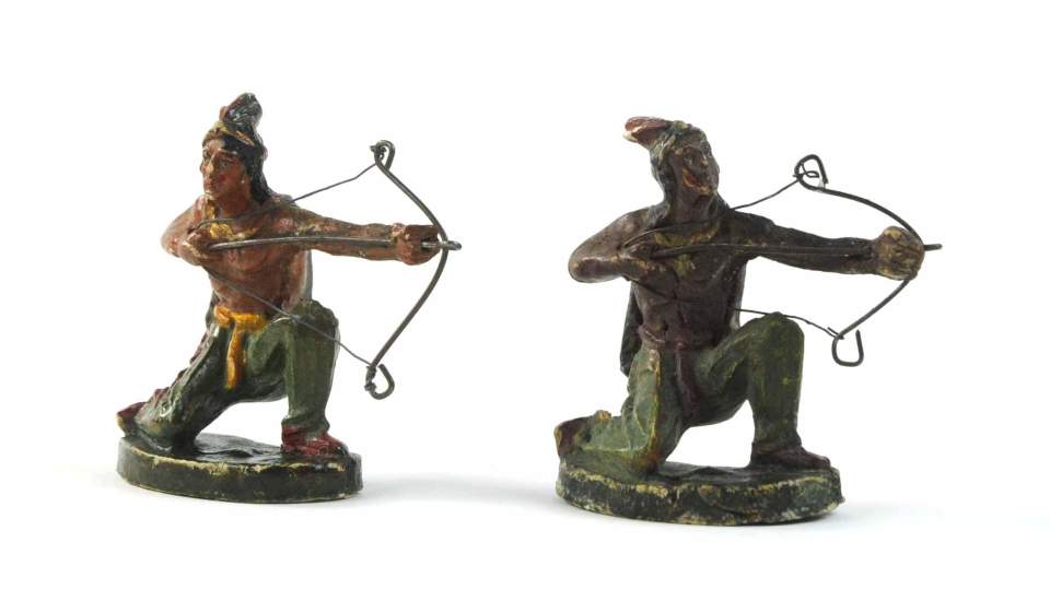 Spielzeugfiguren; 2 kniende Bogenschützen; Indianer