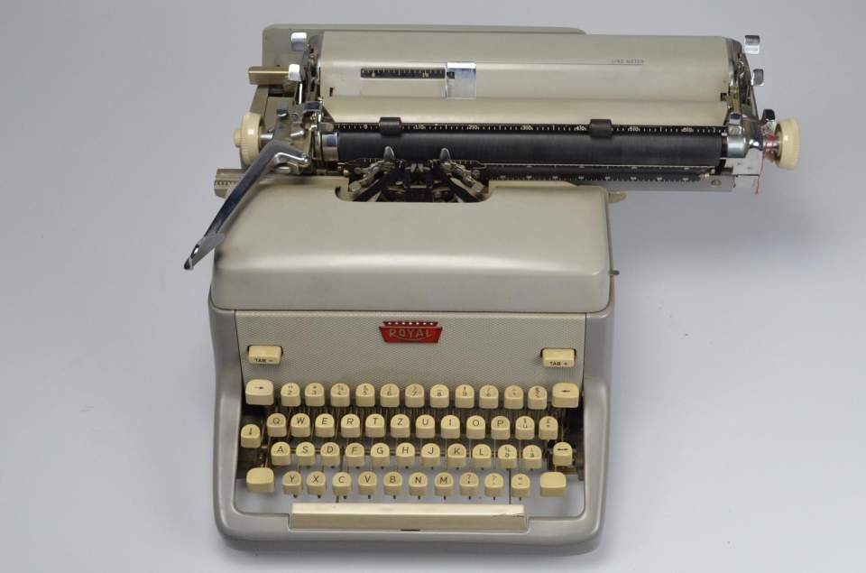 Schreibmaschine "Royal", graues Metallgehäuse, graue Plastikabdeckung