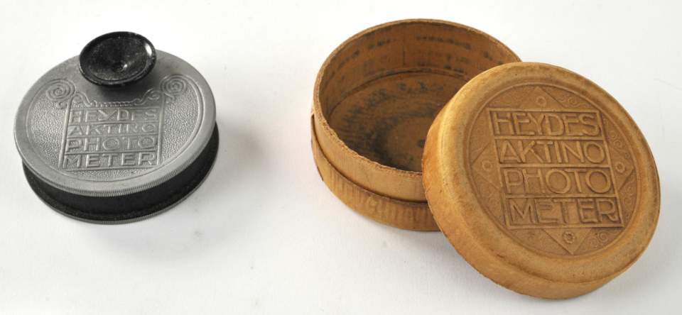 "Heydes Aktino" Photometer; in runder Holzdose