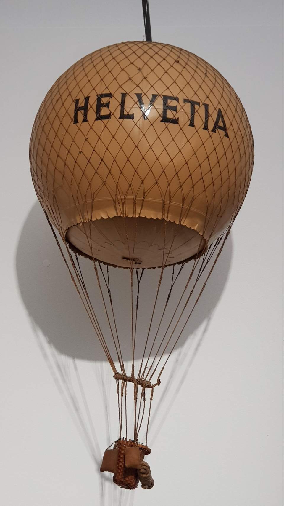 Modell des Ballons "HELVETIA" von Eduard Spelterini (samt Vitrine)