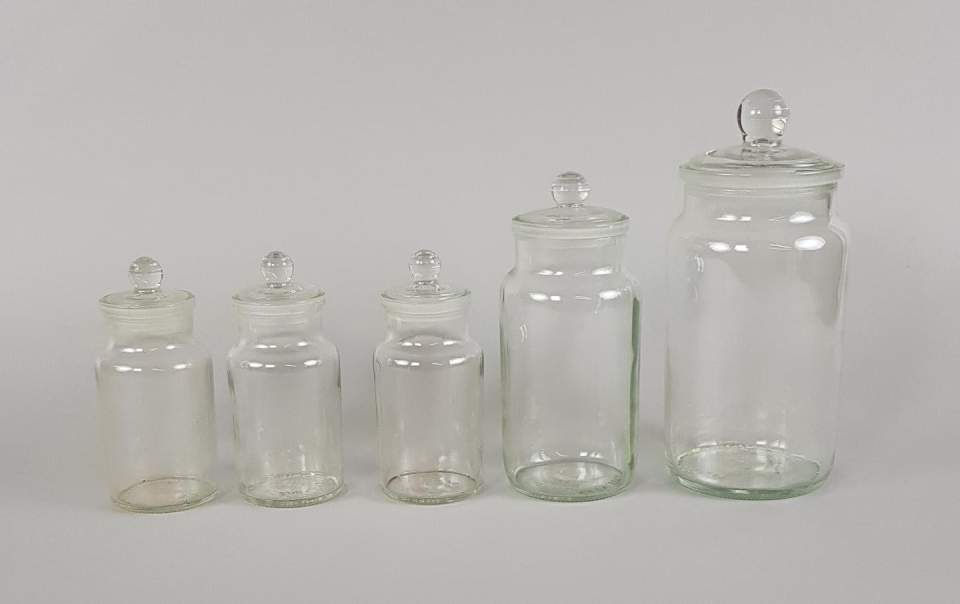 5 Glasgefässe; Glasflaschen; Glasbehälter mit Deckel