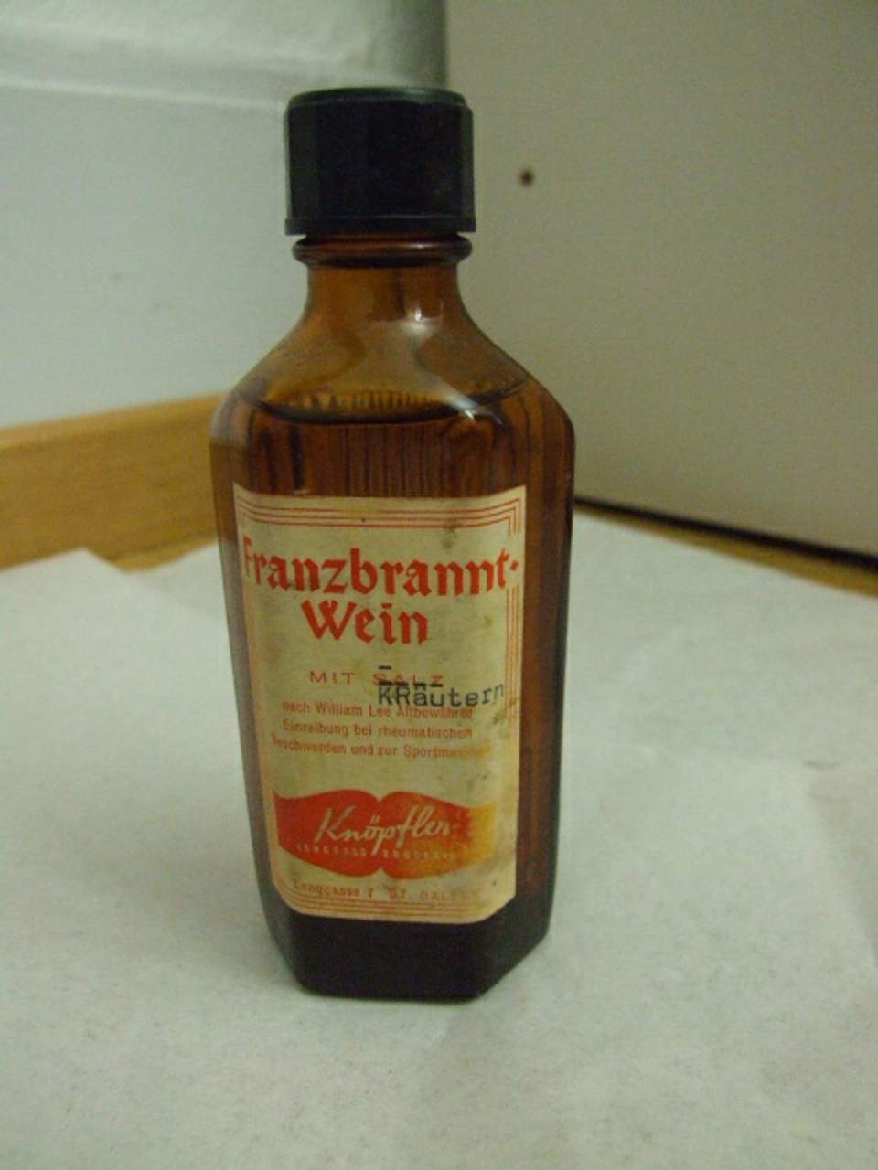 Braune Glasflasche mit Franzbranntwein
