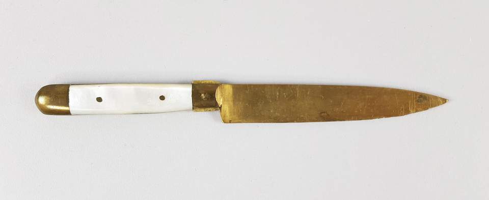 Messerset; 10 Messingmesser mit Perlmuttgriff 