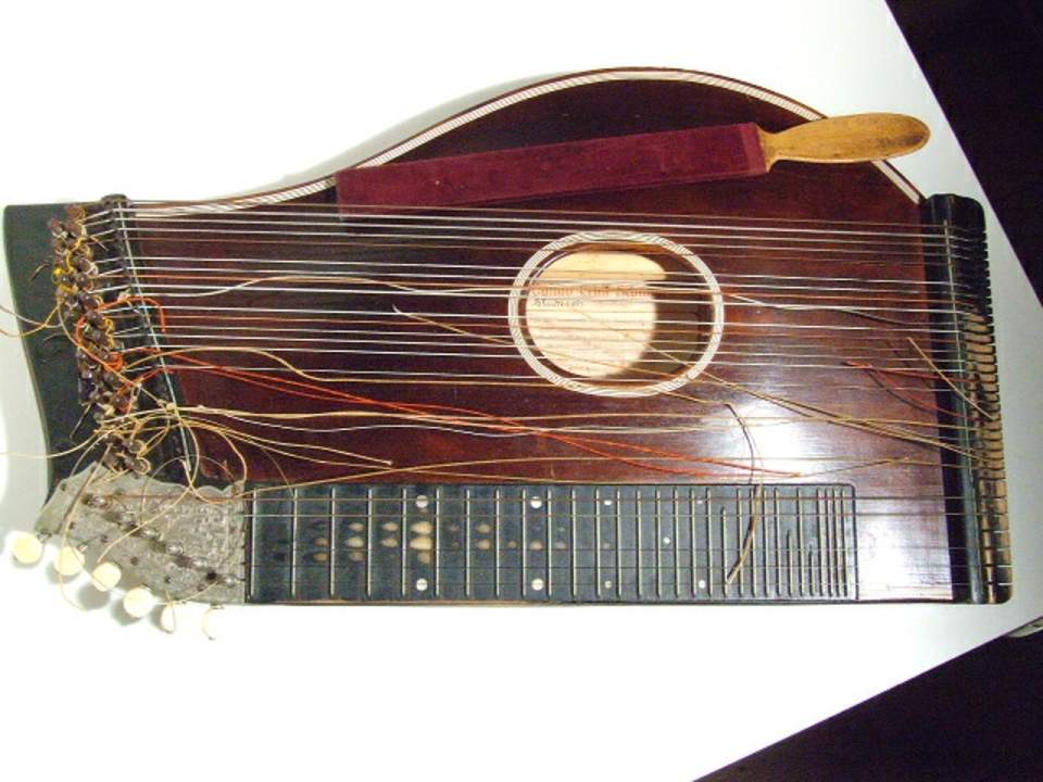 Konzertzither mit Notenmaterial