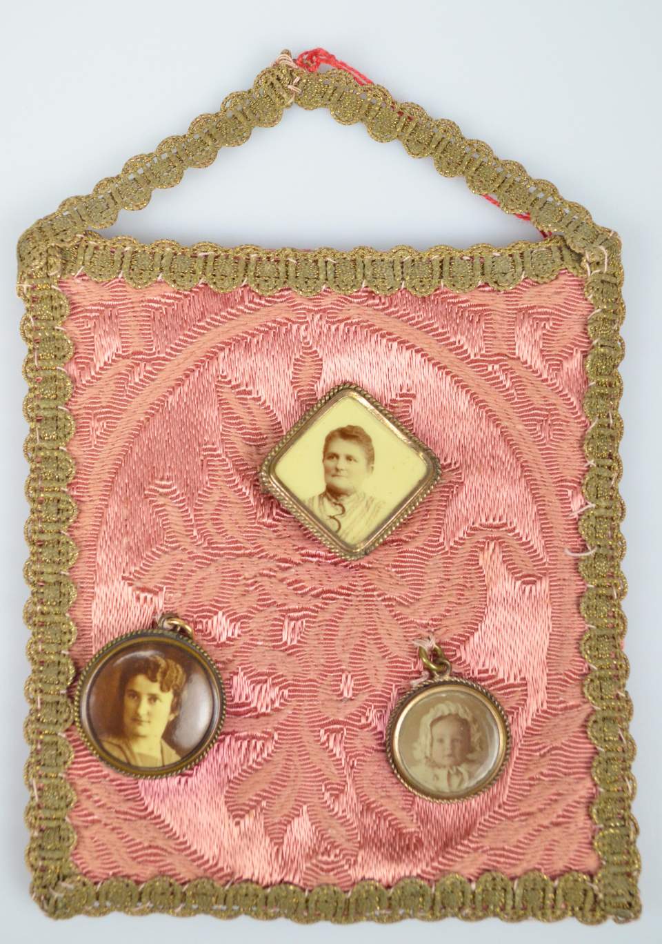 Portraitmedaillons auf textilem Hintergrund, Totenandenken; Anfang 20. Jh.