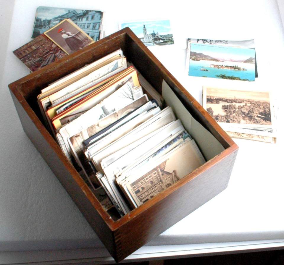 Hokzkiste mit Ansichtskarten, Postkarten, Fotos