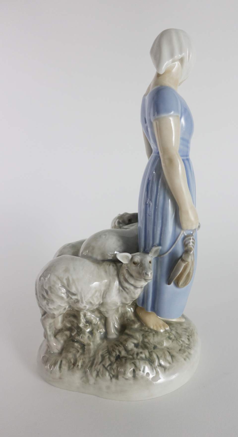 Schafhirtin mit Schafen, Porzellan, 1925-1926

