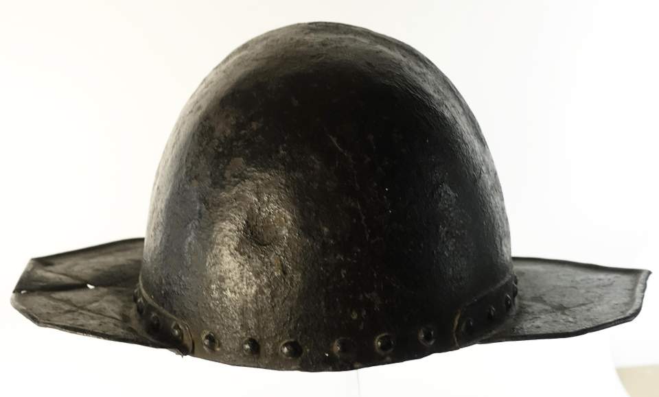 gotischer Eisenhelm