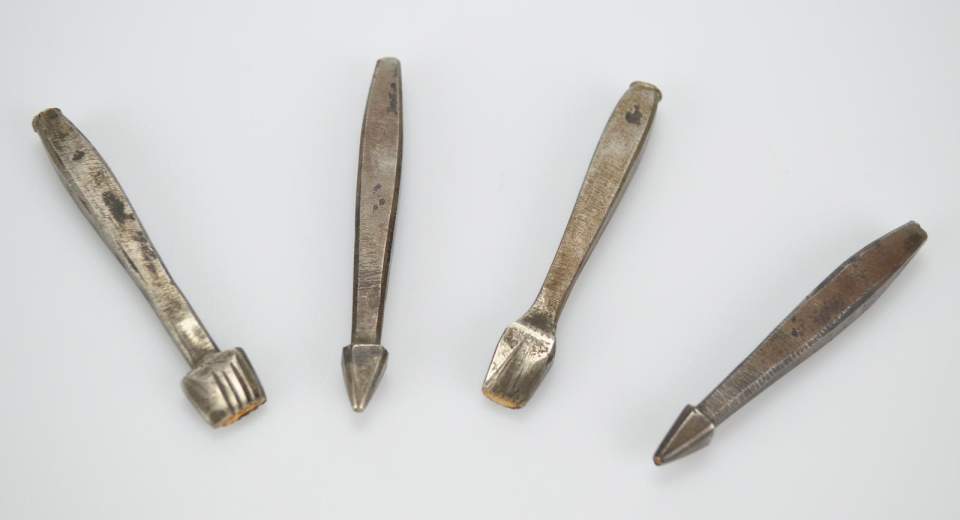 4 Metallstempel zum Herausstanzen von Ornamenten, um 1890