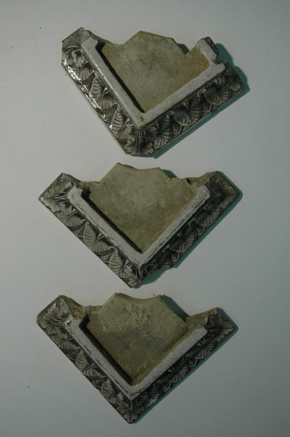 Ofenkachel(n), Eckgesimskacheln, Ornament