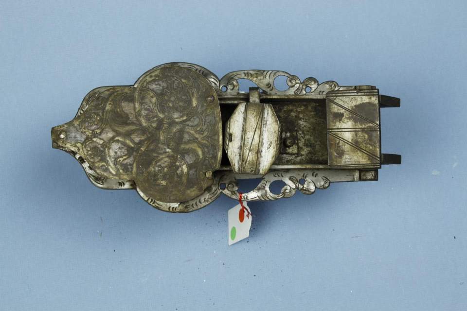 Schrankschloss mit zwei schiessenden Fallen