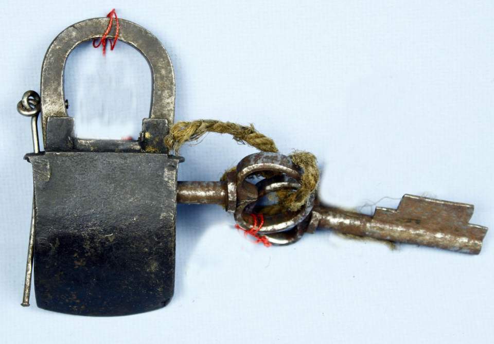 Vorhängeschloss mit vier Spreizfedern