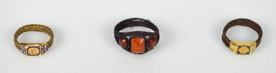 3 Fingerringe aus Haar; Haararbeiten
