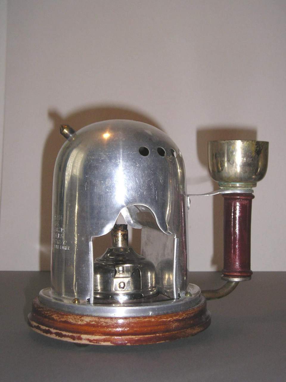 Inhalator mit Holzsockel und Handgriff
