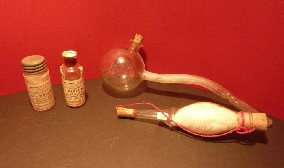 Inhalations-Lösungen und 'Sir Hiram Maxim's Pipe of Peace and Maxim Inhaler' Inhalator