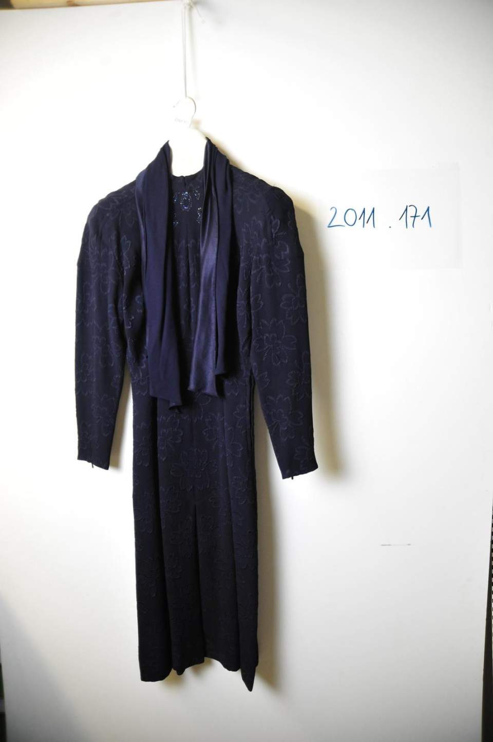 Damenkleid mit Schal