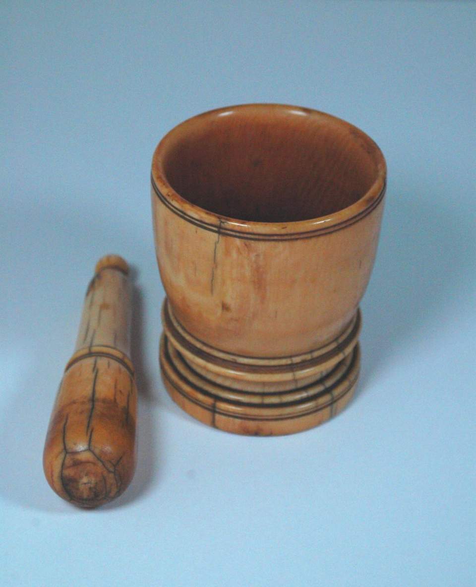 Elfenbeinmörser mit Pistill