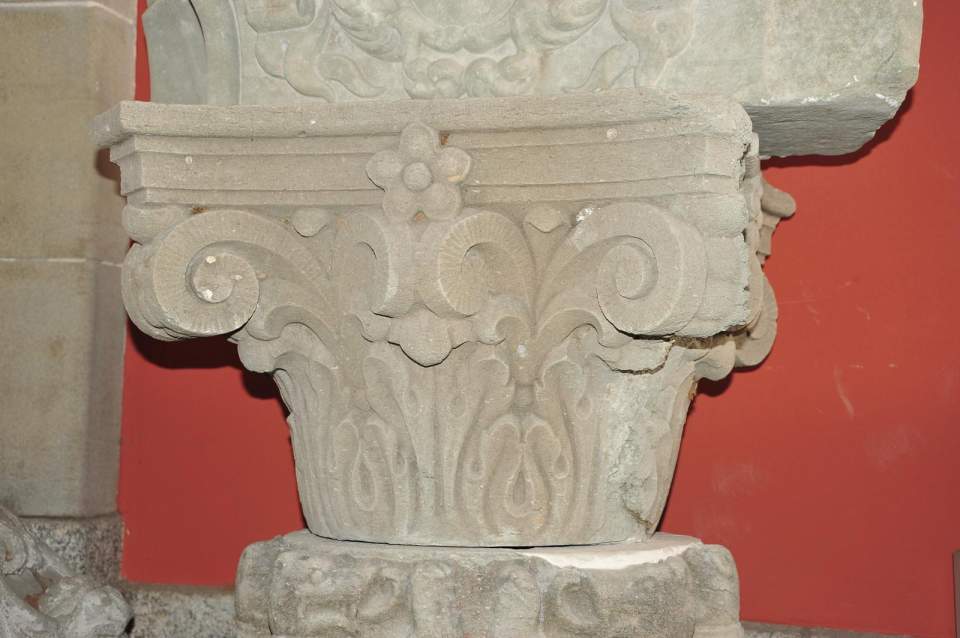 Gallusbrunnen, Säulenkapitell - Spolie
