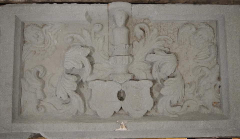 Wappenstein mit Menschlein, datiert 1616 - Spolie