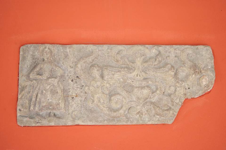 Kleiner Sandstein mit Engel/Frauenmotiv - Spolie