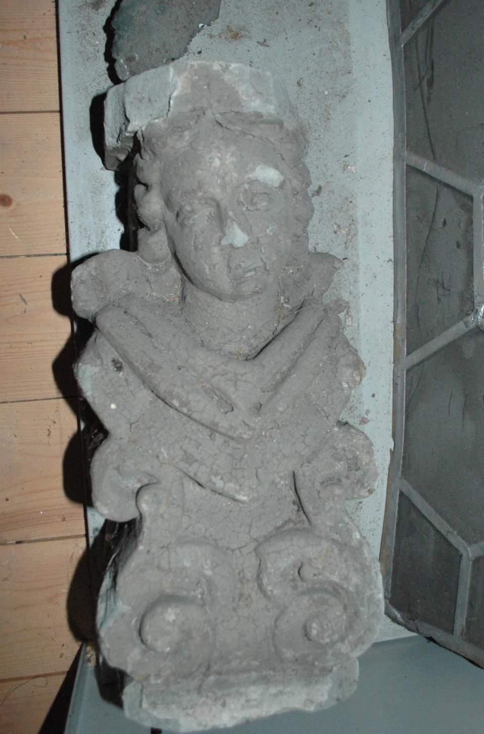 Kleine Steinstatue, halb - Spolie